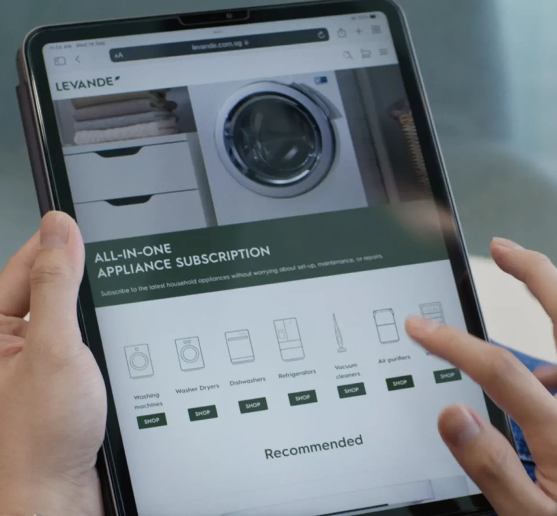 Person using the Electrolux Levande subscription service on an ipad