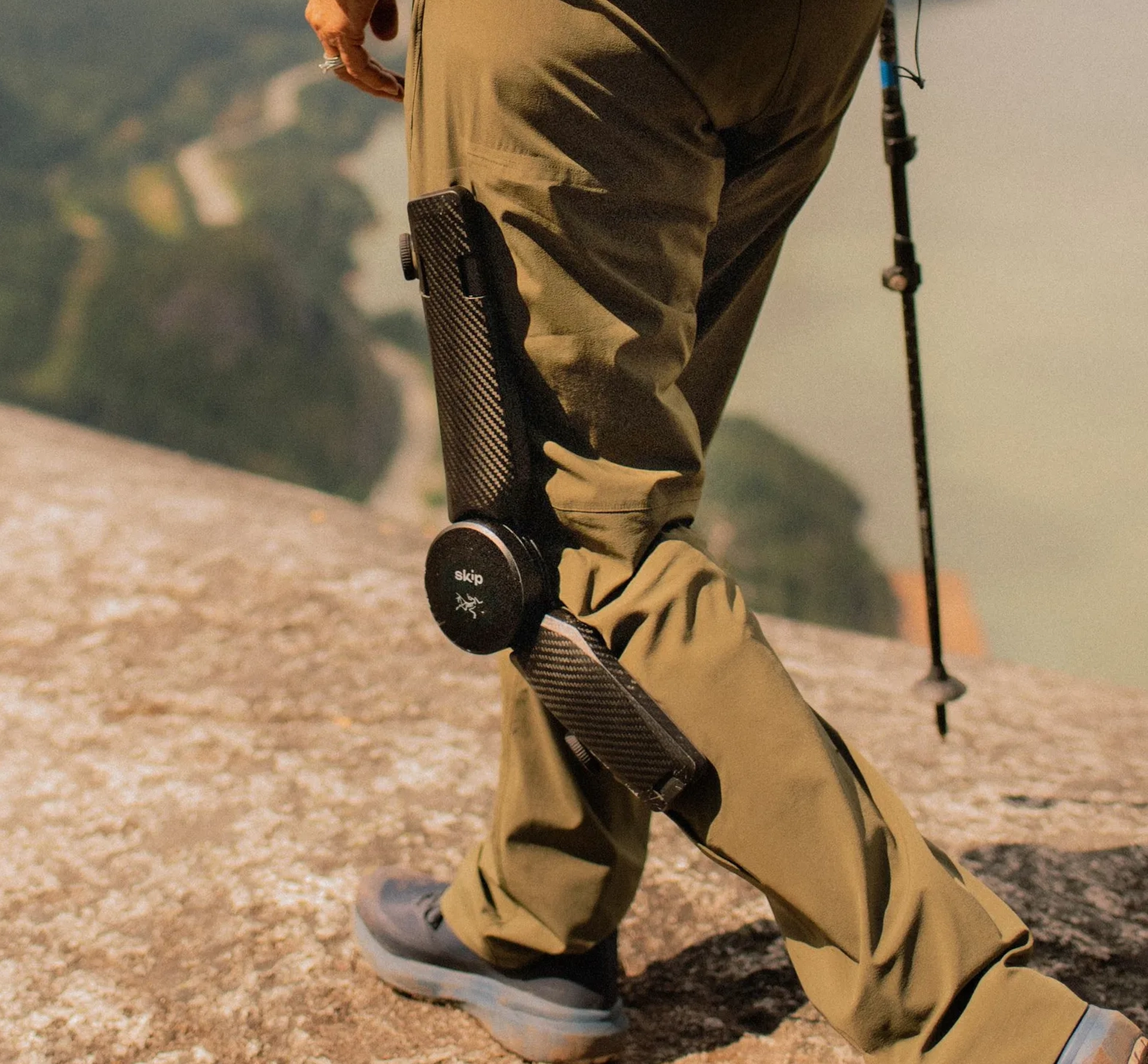 Articulated device on a walker's leg