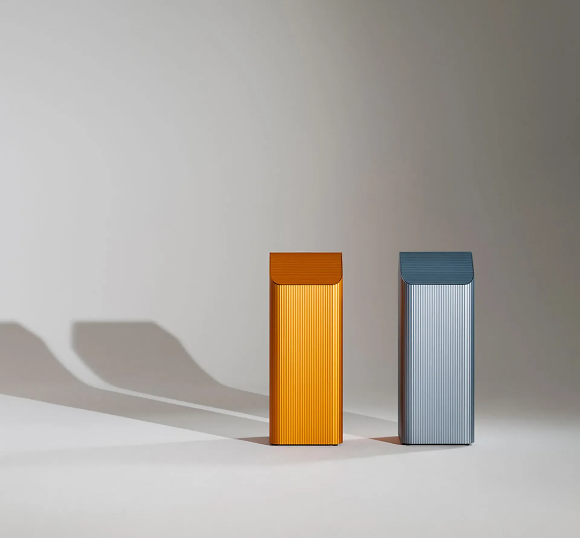 Recycled aluminium parts in blue/grey and orange