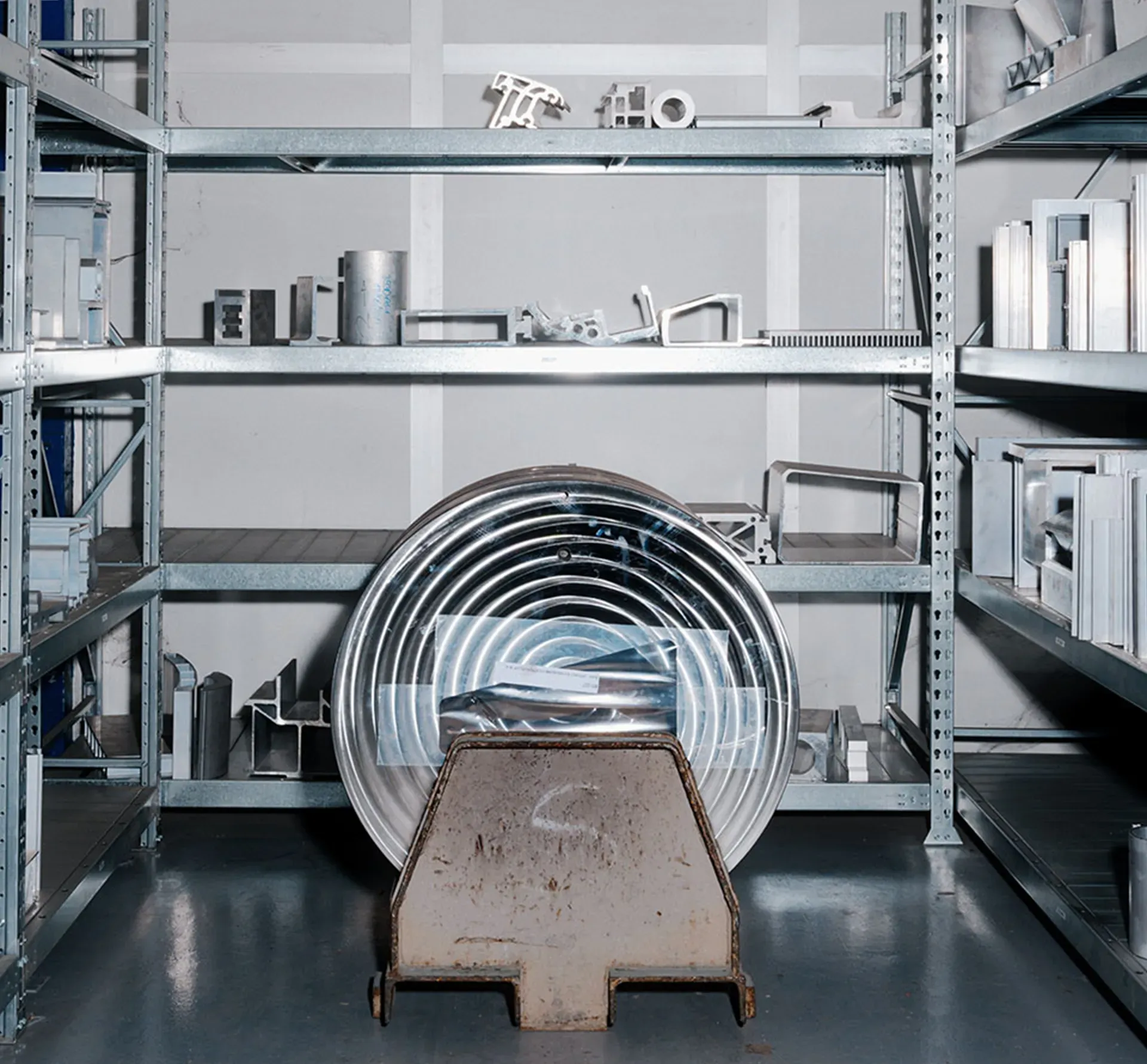 A room with recycled aluminium parts on a shelf